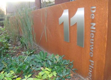 Entreezuil straatnaam bord